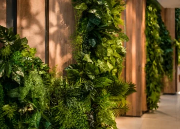 สวนแนวตั้งต้นไม้ปลอมเหมาะกับพื้นที่แบบไหน? สิ่งที่ควรรู้ก่อนออกแบบ Green Wall